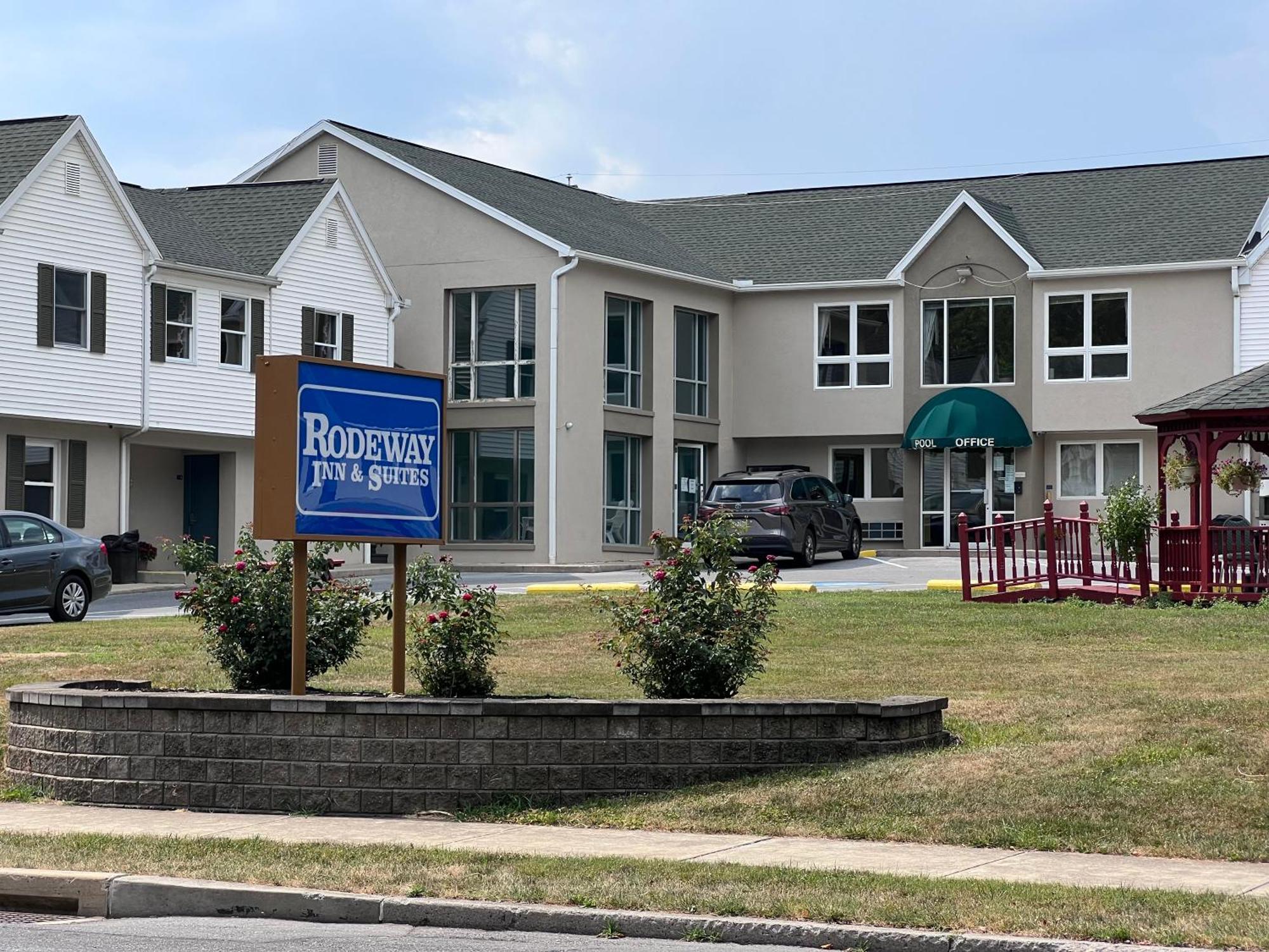 Rodeway Inn & Suites Хърши Екстериор снимка