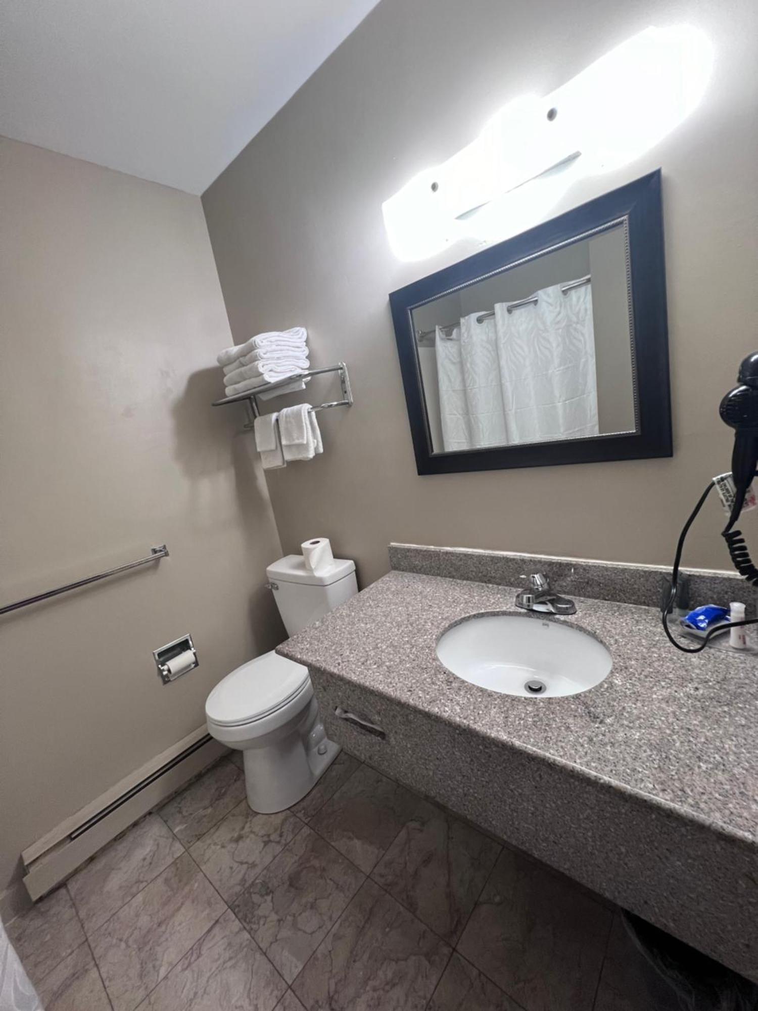 Rodeway Inn & Suites Хърши Екстериор снимка