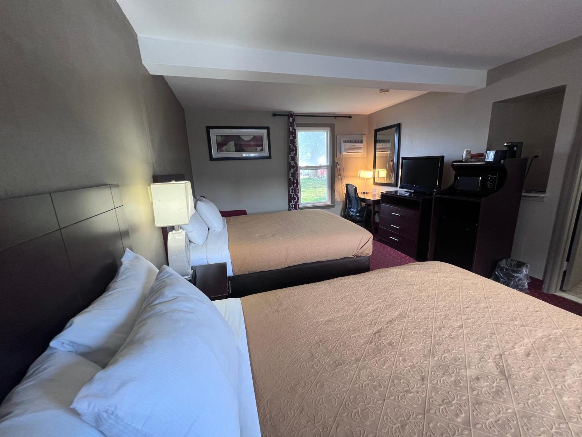 Rodeway Inn & Suites Хърши Екстериор снимка
