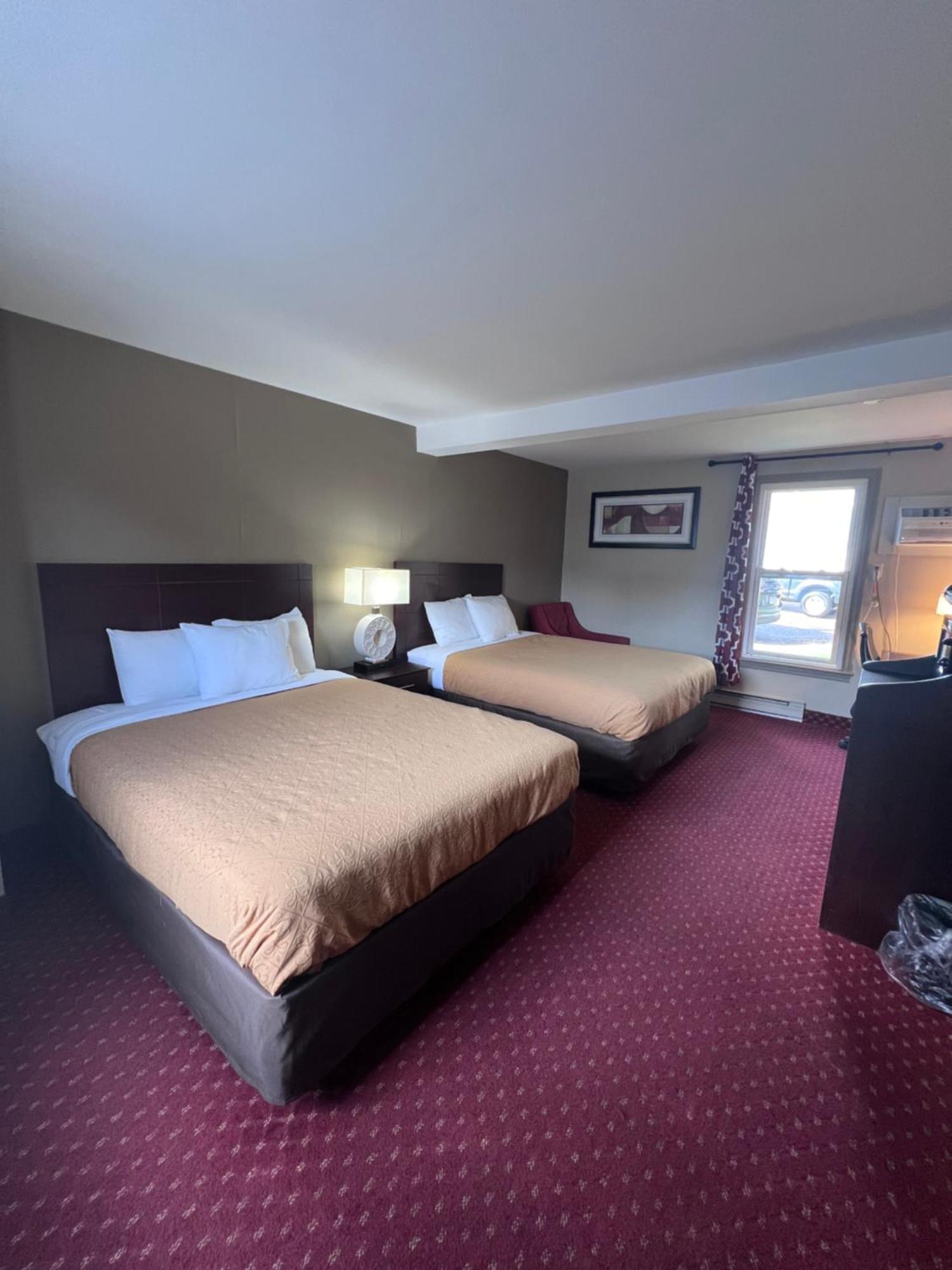 Rodeway Inn & Suites Хърши Екстериор снимка