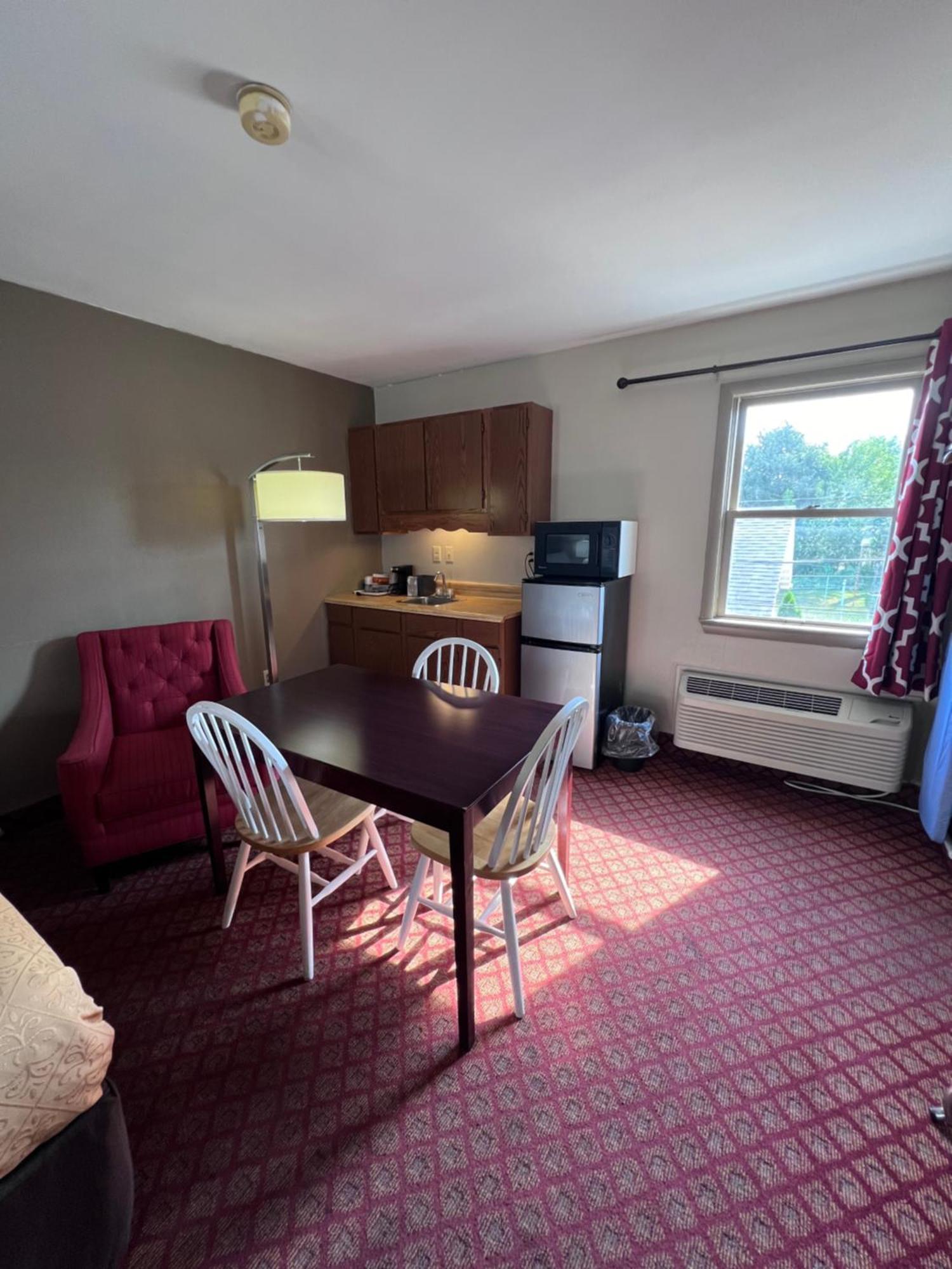 Rodeway Inn & Suites Хърши Екстериор снимка