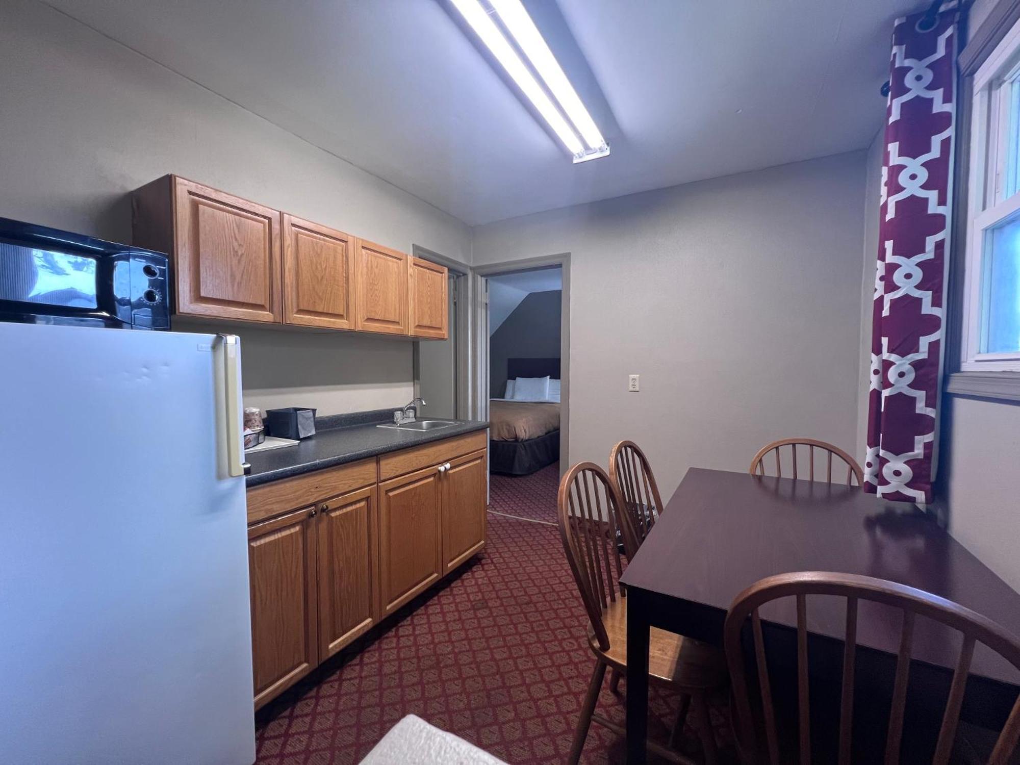 Rodeway Inn & Suites Хърши Екстериор снимка