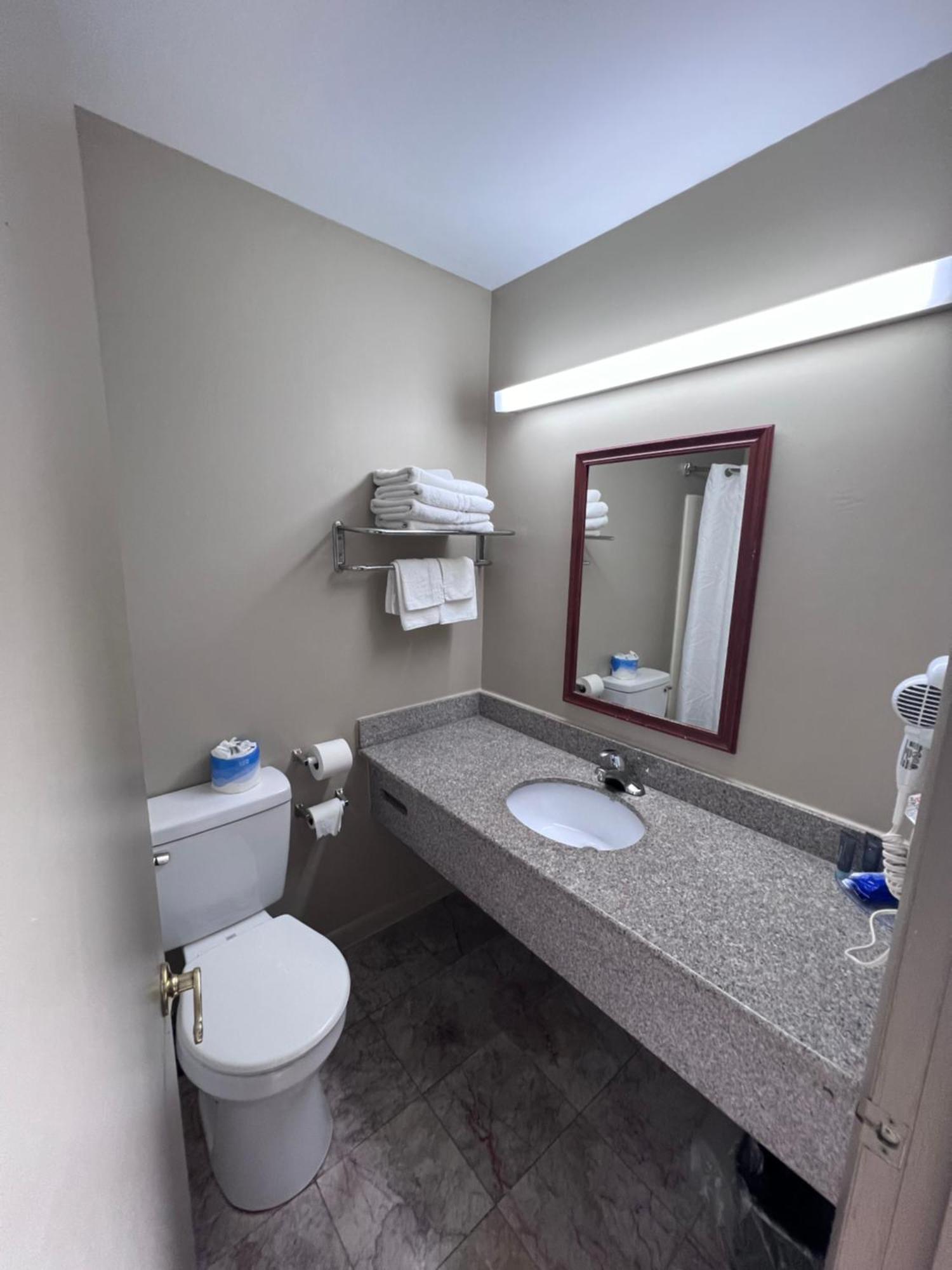 Rodeway Inn & Suites Хърши Екстериор снимка