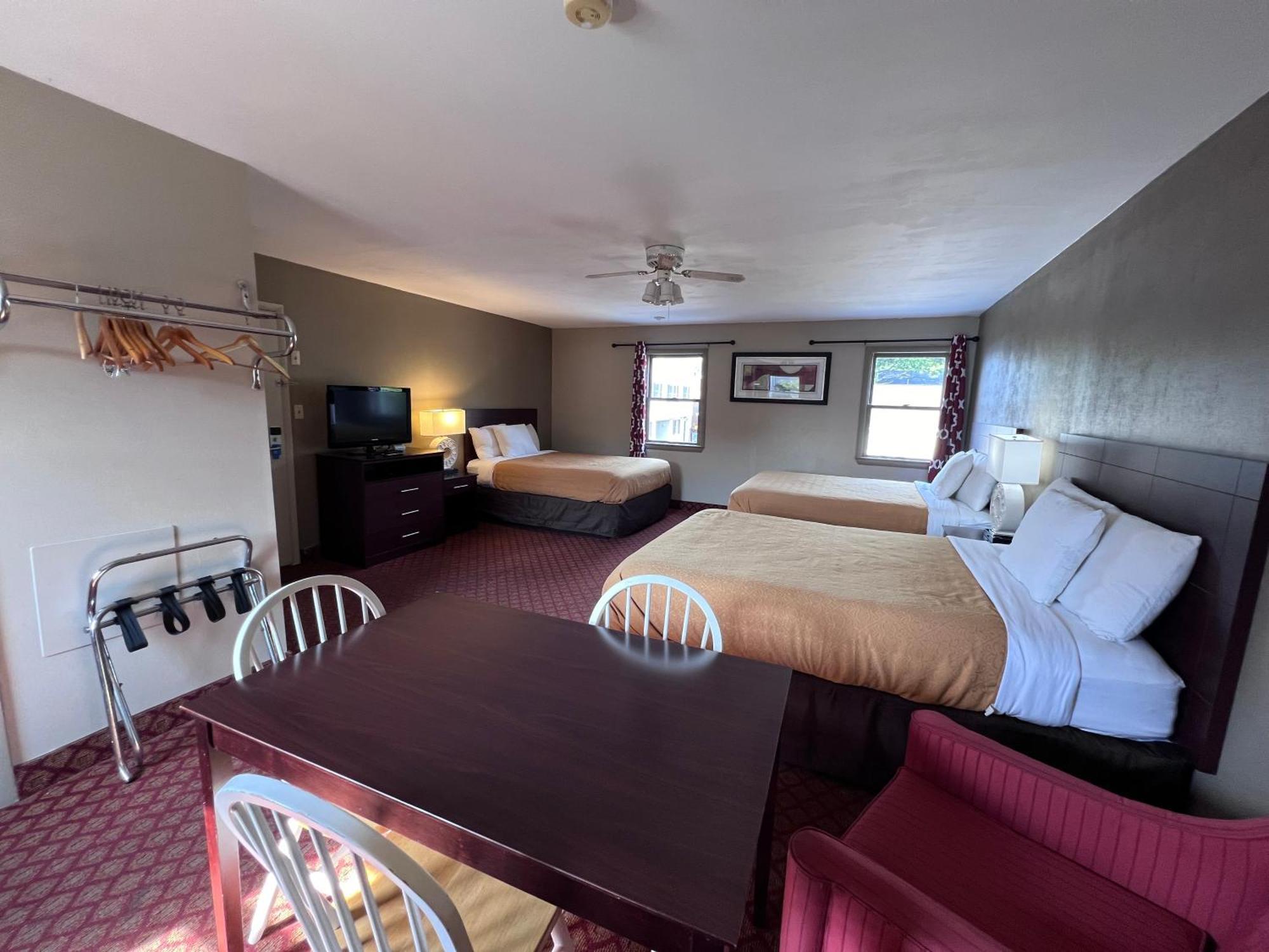 Rodeway Inn & Suites Хърши Екстериор снимка