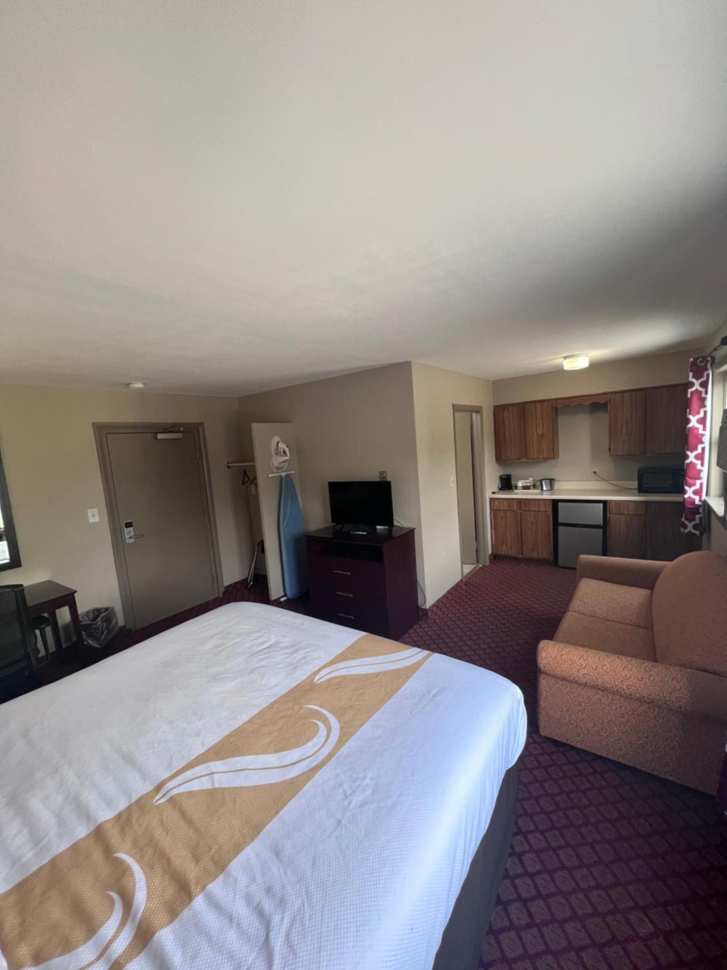 Rodeway Inn & Suites Хърши Екстериор снимка