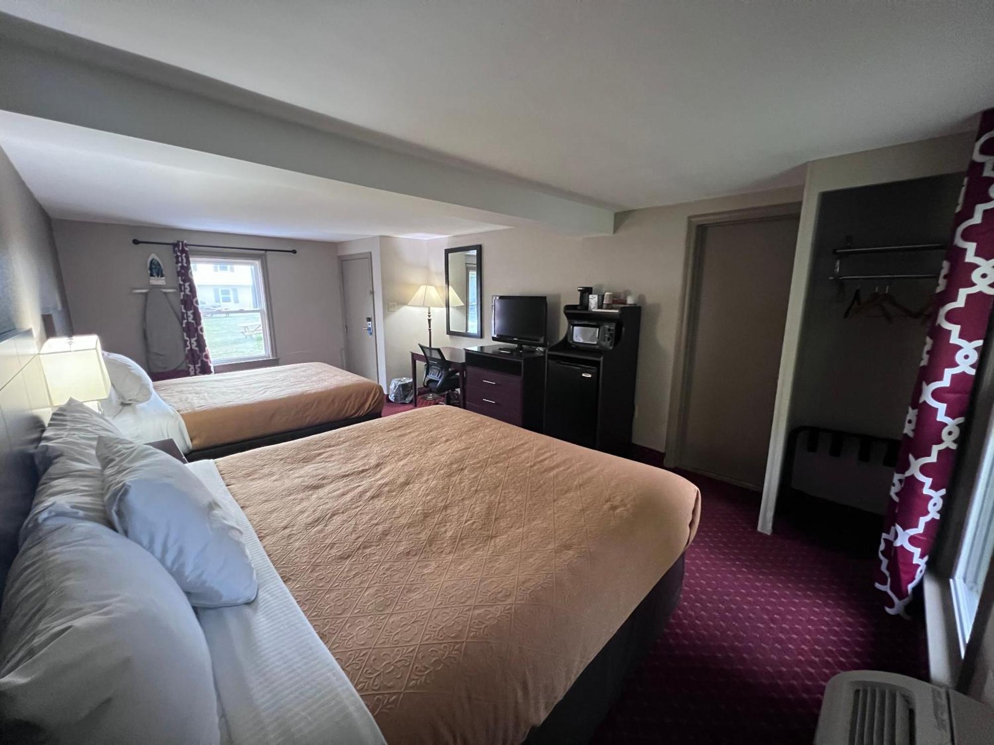 Rodeway Inn & Suites Хърши Екстериор снимка