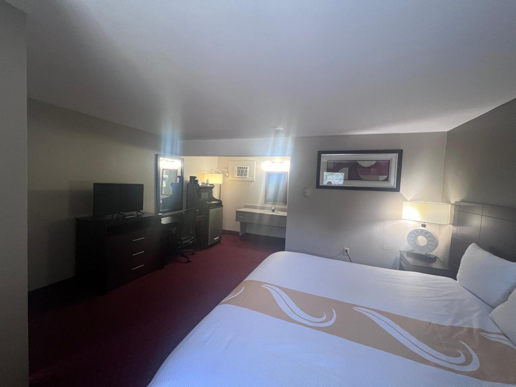Rodeway Inn & Suites Хърши Екстериор снимка