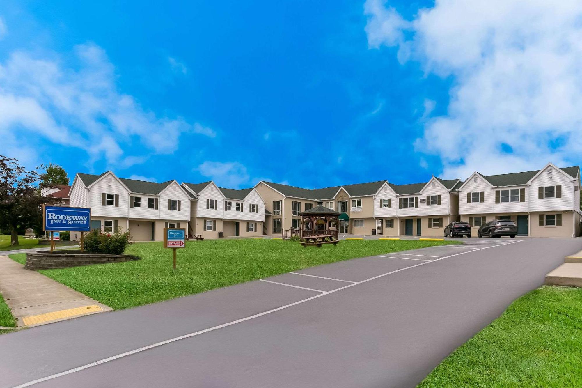 Rodeway Inn & Suites Хърши Екстериор снимка