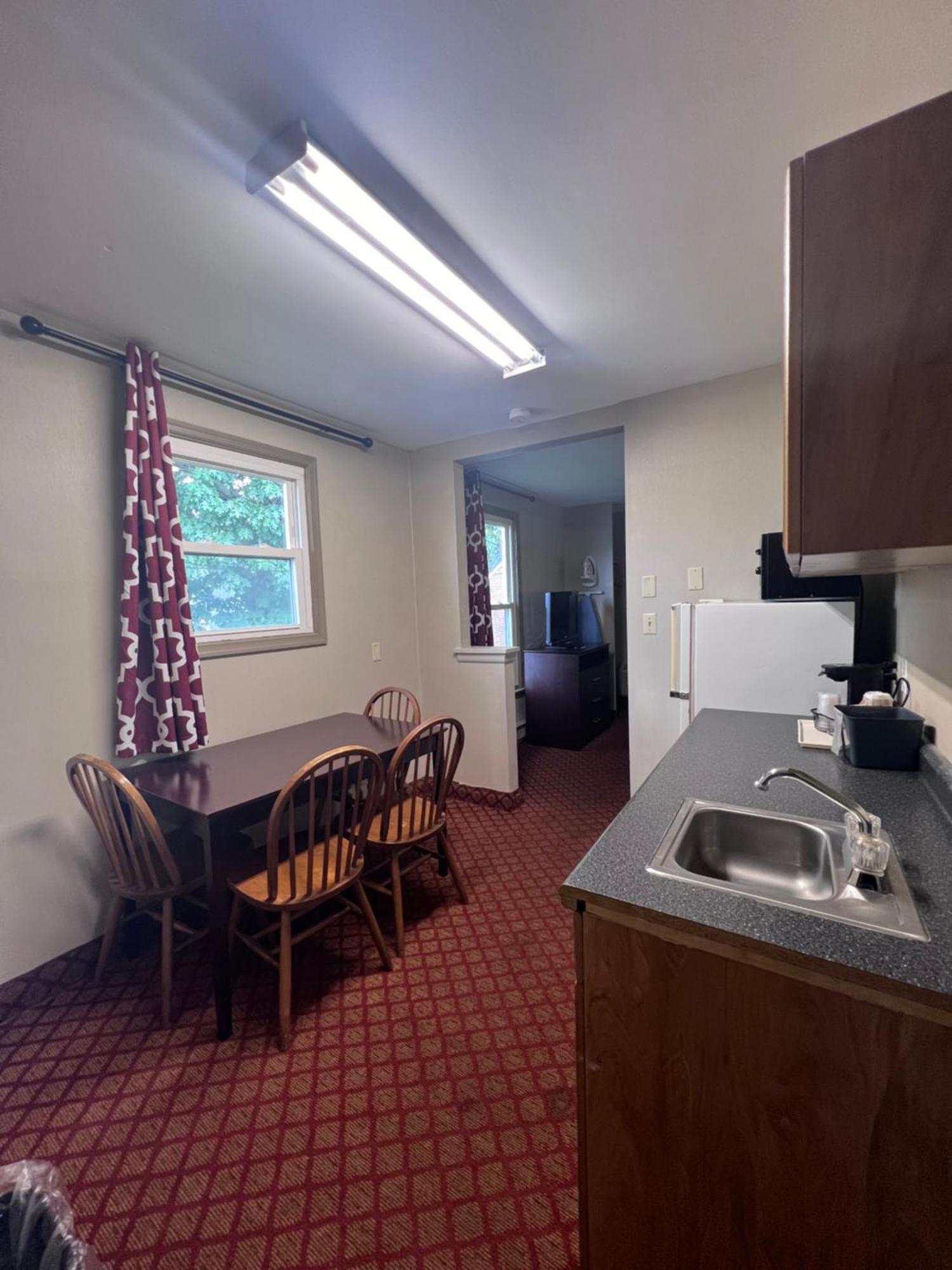 Rodeway Inn & Suites Хърши Екстериор снимка