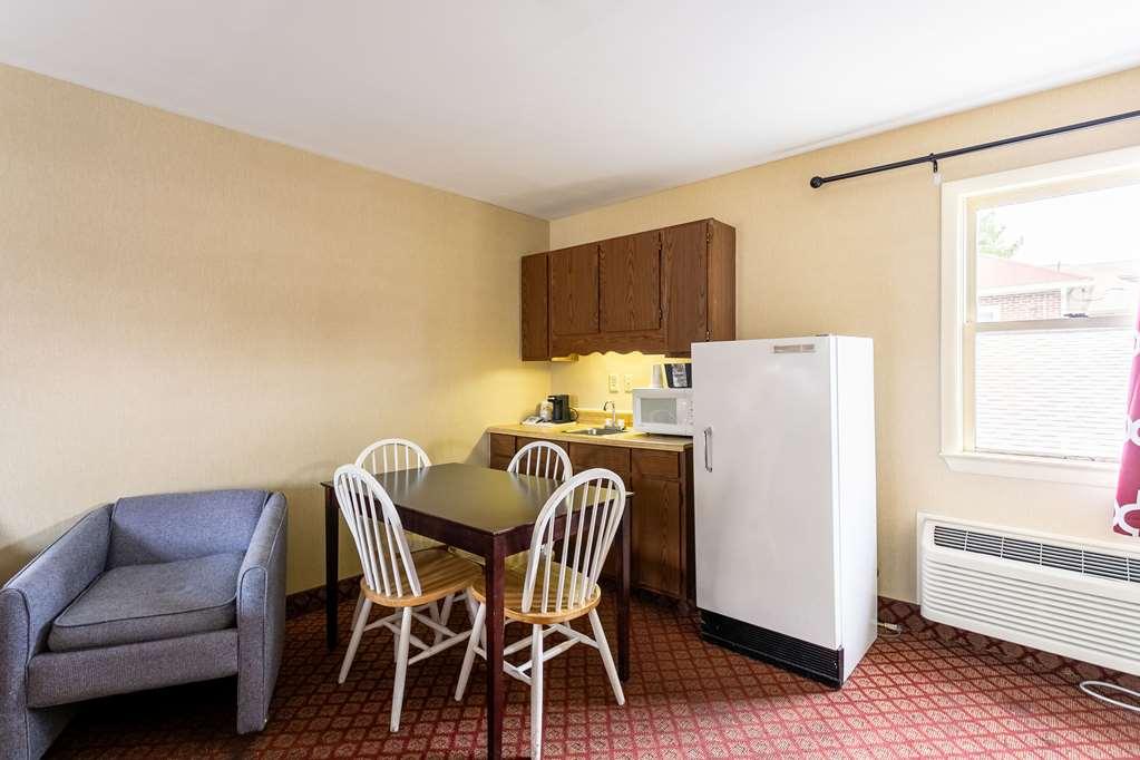 Rodeway Inn & Suites Хърши Стая снимка