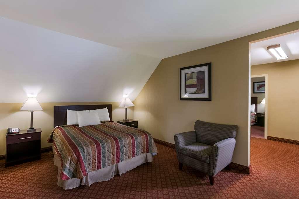 Rodeway Inn & Suites Хърши Стая снимка