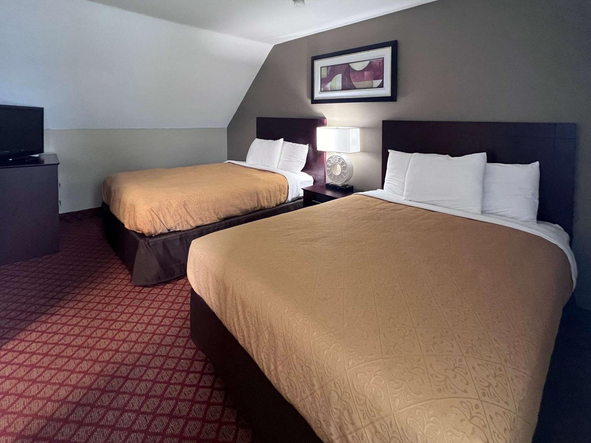 Rodeway Inn & Suites Хърши Екстериор снимка