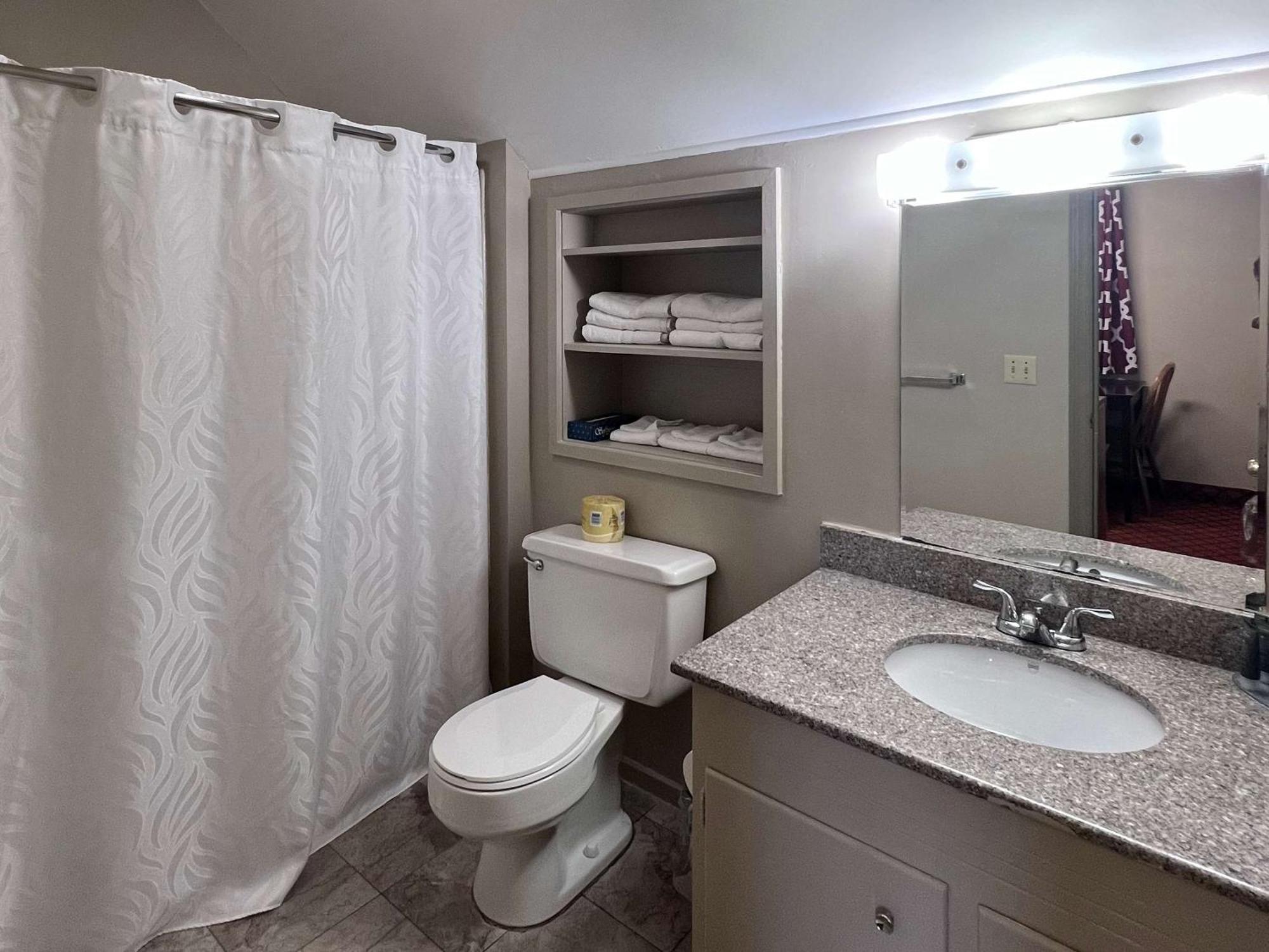 Rodeway Inn & Suites Хърши Екстериор снимка