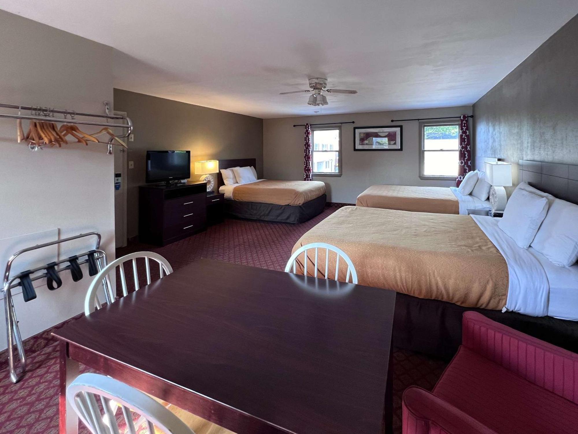 Rodeway Inn & Suites Хърши Екстериор снимка