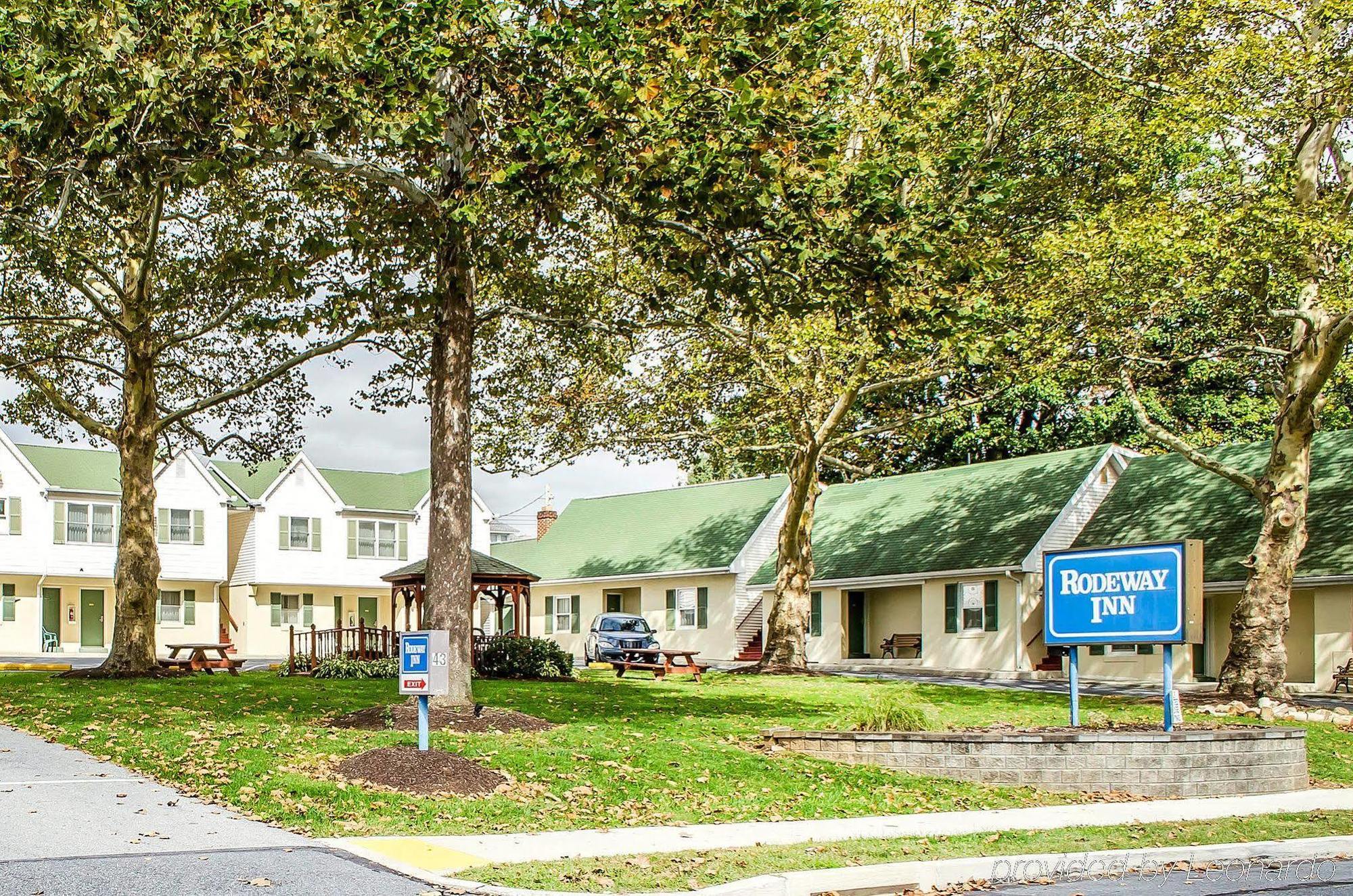 Rodeway Inn & Suites Хърши Екстериор снимка